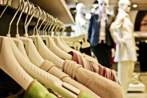 Zoom sur des vêtements sur cintres dans un magasin